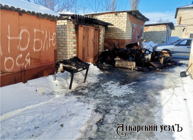 В г. Аткарске на улице Гончарова ликвидировали возгорание в гараже